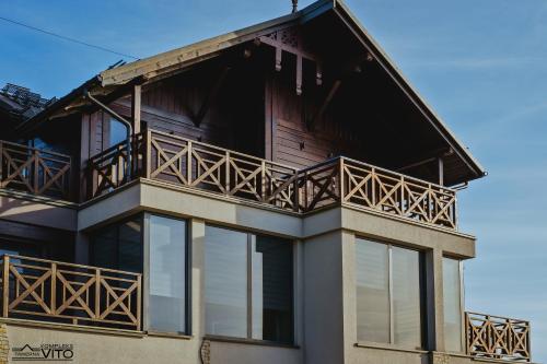 a house with a balcony on the side of it at Kompleks Tawerna Vito - Apartamenty Vito in Czorsztyn