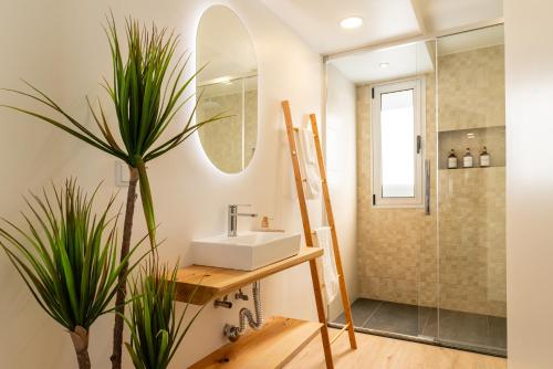 ein Badezimmer mit Waschbecken und Dusche in der Unterkunft Bella Vista (Heated Pool & Private Parking) in Arco da Calheta