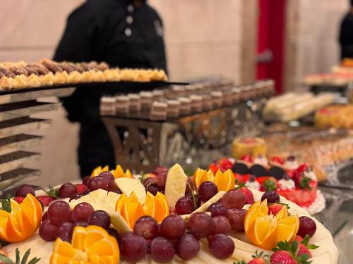 a table topped with lots of different types of fruit at فندق أبراج الريان المكية Al Rayyan Makiya Towers Hotel 1 in Makkah