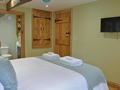 a bedroom with a bed with two towels on it at Doomgate House - Uk45055 in Appleby