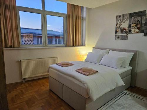 ein Schlafzimmer mit einem großen Bett mit zwei Handtüchern darauf in der Unterkunft Mrakovica 1 in Prijedor