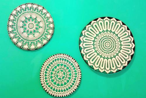 three plates with a pattern on a green background at Sant'Elia B&B in Alessandria del Carretto