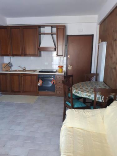 uma cozinha com uma mesa e um fogão forno superior em RESIDENCE EDELWEISS em Spogna