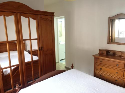 1 dormitorio con cama, tocador y espejo en Vivienda Turística en Jédula, en Jedula