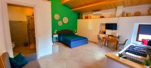 uma sala de estar com uma parede verde em Sant'Elia B&B em Alessandria del Carretto