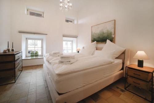 Postel nebo postele na pokoji v ubytování LOEWENHERZ HOMES Luxury Apartment - Stadt- und Seenähe - fellnasenfreundlich - lichtdurchflutet