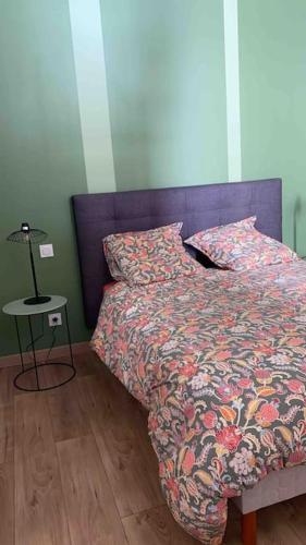- une chambre dotée d'un lit avec tête de lit violette dans l'établissement Appartement cosy hyper centre, très tranquille, à Angers