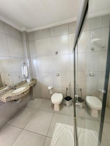 Bilik mandi di Hotel Porto dos Milagres