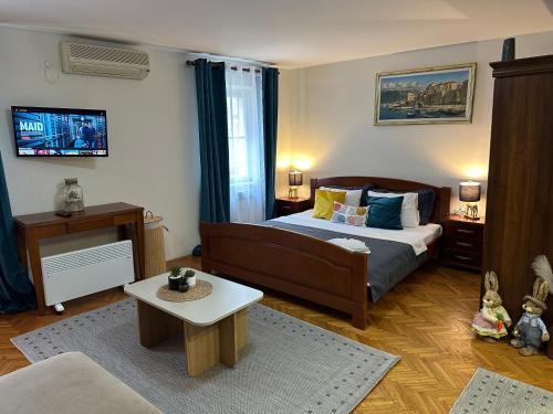 Un dormitorio con una cama y una mesa. en Beatrix Suites, en Budva