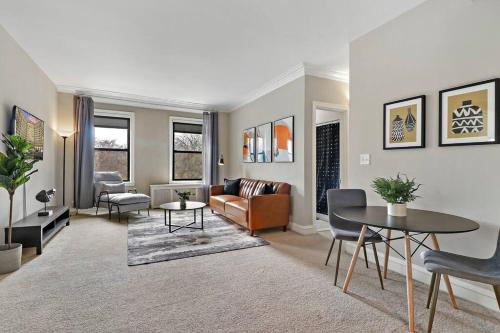 1BR Calm, Cozy & Furnished Apt in Hyde Park - Windermere 402 휴식 공간