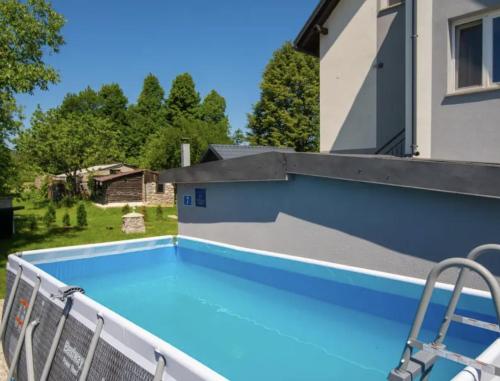 弗濟內的住宿－Villa Green Oasis，一座带房子的庭院内的游泳池