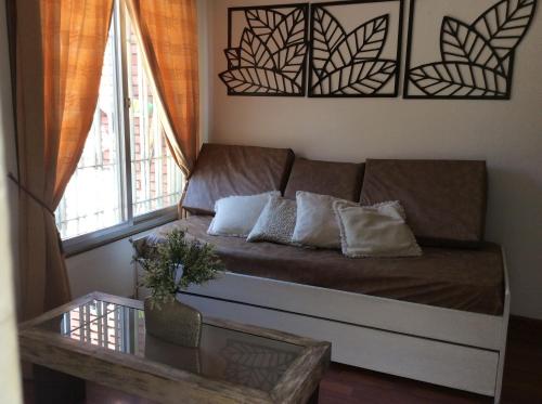 un sofá en una sala de estar con mesa en Dharma en Luján de Cuyo