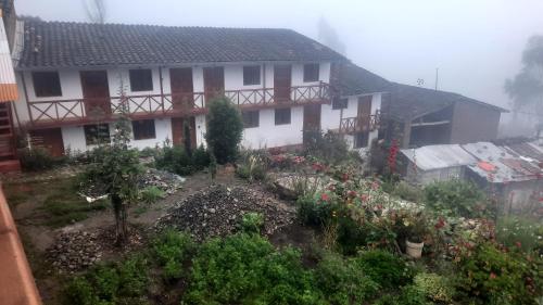 una casa con un jardín delante de ella en Hospedaje Wayna Pakaq, en Huanipaca