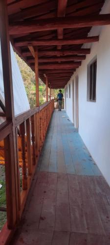 una persona montando una bicicleta en un puente de madera en Hospedaje Wayna Pakaq, en Huanipaca