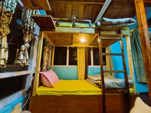 Zimmer mit 2 Etagenbetten in einer Hütte in der Unterkunft Vibe Hostel in Dharamshala