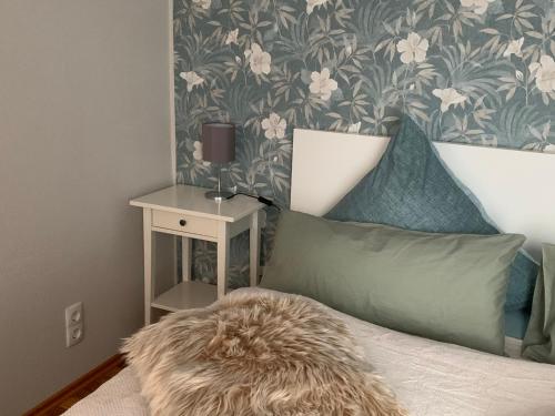 - une chambre avec un lit doté d'un oreiller et d'une table dans l'établissement Eifelurlaub Poredda, à Uersfeld