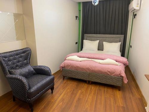 Una cama o camas en una habitación de Renk Otel Karşıyaka