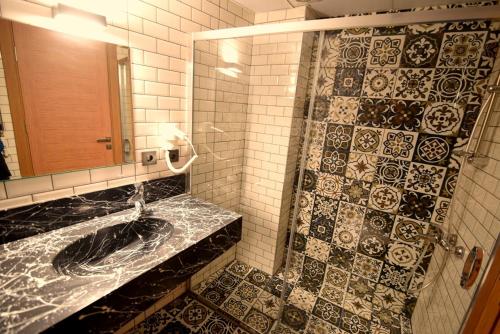 bagno con lavandino e specchio di Renk Otel Karşıyaka a Karşıyaka