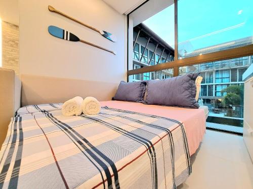 a bedroom with a bed and a large window at Flat no Centro de Porto de Galinhas -SUNNY HALL120 in Porto De Galinhas