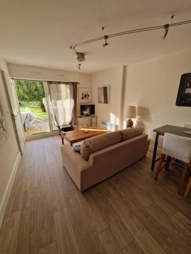 un salon avec un canapé et une table dans l'établissement Les voiles de la Baule, à La Baule