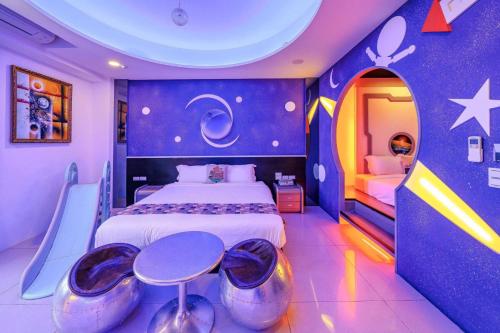 a bedroom with a bed in a room with a moon and stars at 宜蘭幸福8號主題寵物友善民宿 in Wujie