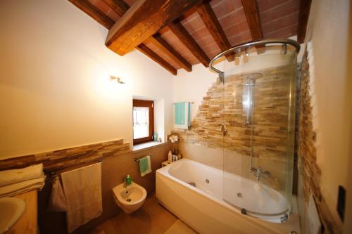 a bathroom with a bath tub and a toilet at Casalina B & B in Portoferraio