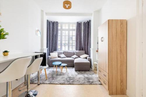 un salon avec un canapé et une table dans l'établissement ++++ STUDIO AVEC JARDIN A 200 M DE LA MER ET 300 M RUE PIETONNE ++++, à Berck-sur-Mer