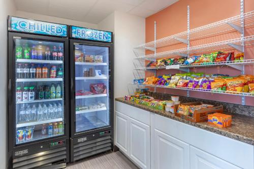 un negozio con un frigorifero pieno di bevande di Quality Inn Gainesville a Gainesville