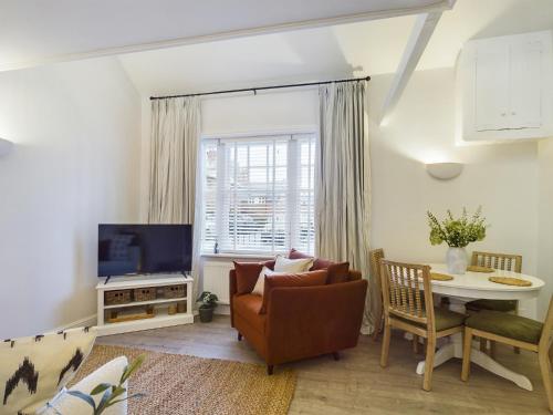 uma sala de estar com um sofá e uma mesa em “The Sleepers Cottage” 2-6 people w/ free parking em Hough Green