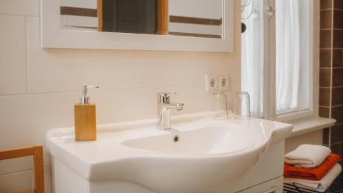 a bathroom with a white sink and a mirror at Sylvias Ferienwohnungen Nr.1 Hochparterre in Görlitz