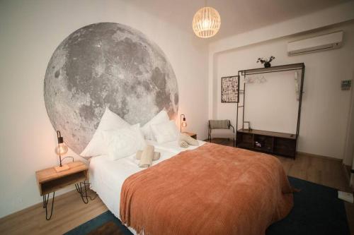 een slaapkamer met een groot bed met een bol aan de muur bij Cozy City Apartments in center K19 in Wenen