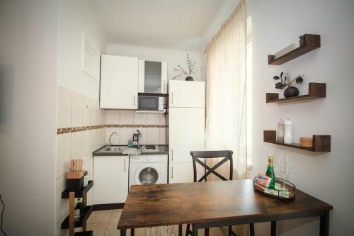een kleine keuken met een tafel en een wasmachine bij Cozy City Apartments in center K19 in Wenen