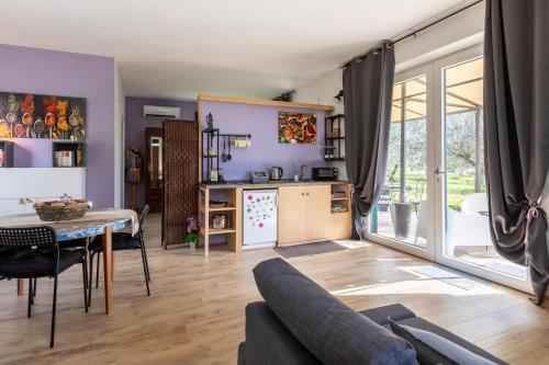 a living room with a table and a kitchen at B&B Agriturismo La Casetta di Ben in Viterbo