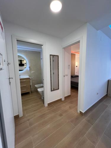 y baño con aseo, lavabo y espejo. en Hany apartment Tropic mar 18-C, en Benidorm