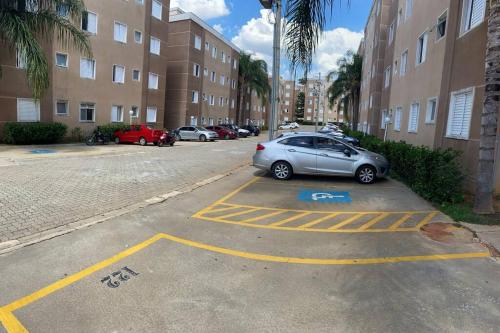 une voiture garée dans un parking à côté des bâtiments dans l'établissement Próx Armando Panunzzio com piscina, à Sorocaba