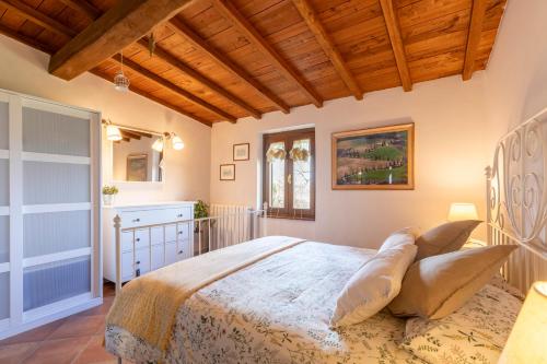 a bedroom with a large bed and a wooden ceiling at B&B Agriturismo La Casetta di Ben in Viterbo