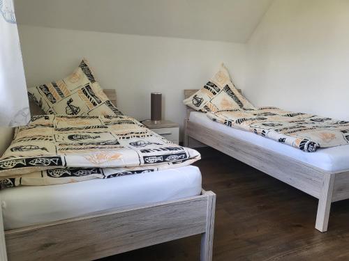 twee bedden naast elkaar in een kamer bij harle-casa.ostfriesland in Altfunnixsiel