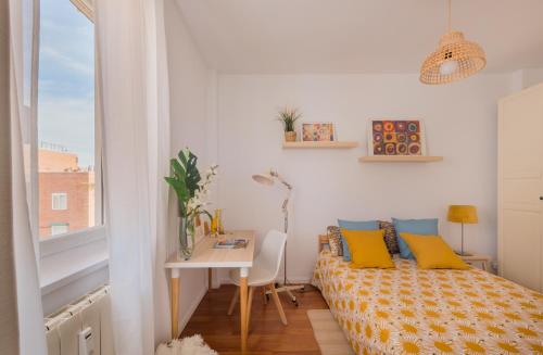 Schlafzimmer mit einem Bett, einem Schreibtisch und einem Fenster in der Unterkunft Brand new stylish ,spacious and cosy room with en suite bathroom in Madrid