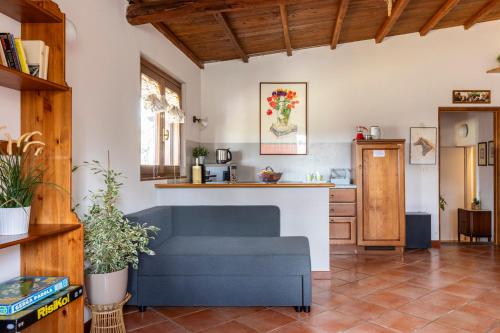 a living room with a couch and a kitchen at B&B Agriturismo La Casetta di Ben in Viterbo