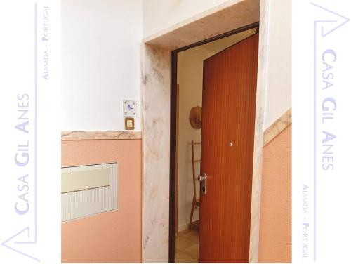 una puerta que da a una habitación en Casa Gil Anes en Almada
