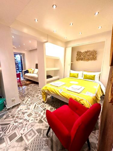 1 dormitorio con 1 cama y 1 silla roja en Apartamento no bairro alto 58, en Lisboa