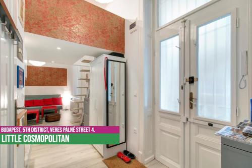 ブダペストにあるLittle Americas Downtown Studiosのドア付きの部屋と赤いソファ付きの部屋