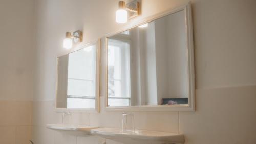ein Badezimmer mit 2 Waschbecken und einem Spiegel in der Unterkunft Sylvias Ferienwohnung Nr2 in Görlitz