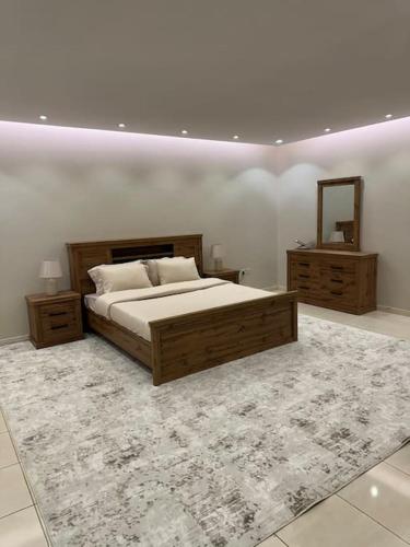 a bedroom with a large bed and a mirror at وحدة سكنية فاخرة 2 Luxury residential unit in Al Madinah