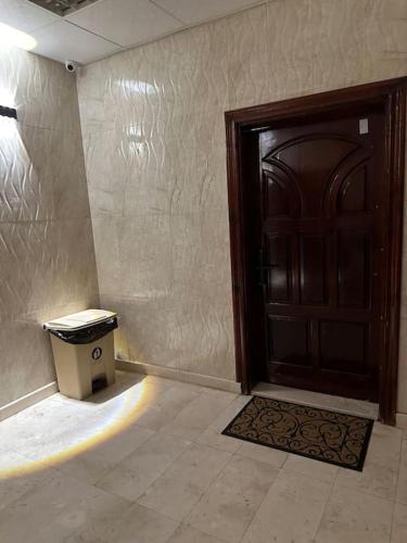 - une porte dans une pièce avec un trashcan en face dans l'établissement وحدة سكنية فاخرة 2 Luxury residential unit, à Médine