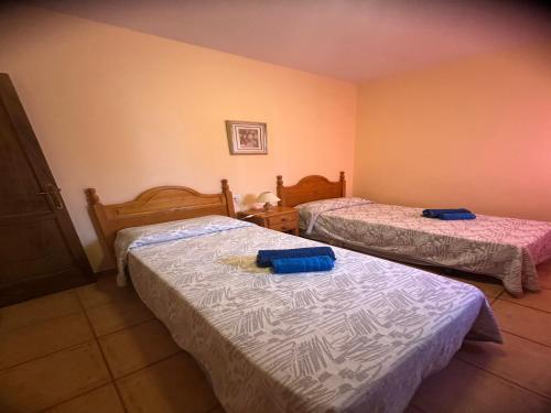 2 camas en una habitación de hotel con 2 camas en Apartamento vacacional Fuerteventura 1A, en Cotillo