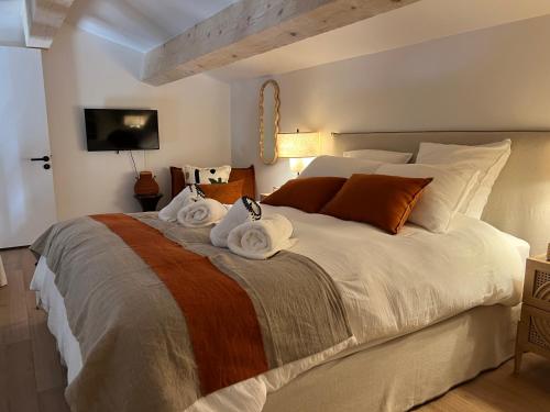 une chambre avec un grand lit avec des serviettes dessus dans l'établissement Cap pampelonne, à Saint-Tropez