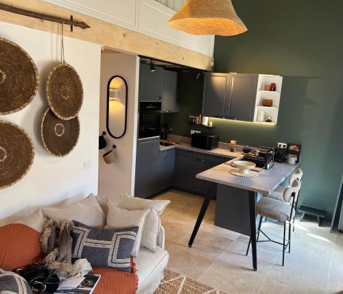 Il dispose d'une cuisine et d'un salon avec un canapé et une table. dans l'établissement Cap pampelonne, à Saint-Tropez