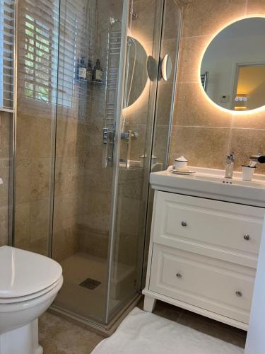 une salle de bain avec une douche, des toilettes et un lavabo dans l'établissement Cap pampelonne, à Saint-Tropez
