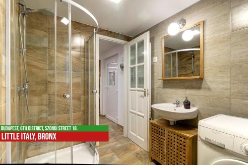 een badkamer met een douche, een wastafel en een toilet bij Little Italy Bronx Apartment in Boedapest